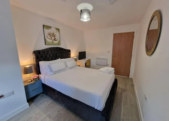 Luxury 2 Bed, 2 Bath Apartment - The Quays