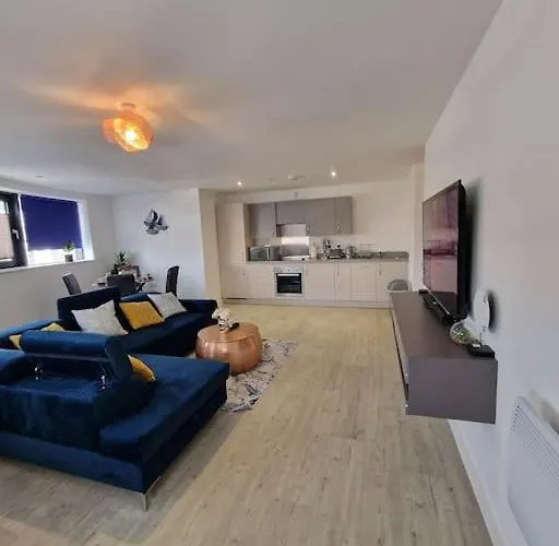 Luxury 2 Bed, 2 Bath Apartment - The Quays